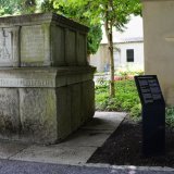 Quatre panneaux d'informations encadrent désormais le monolithe nazi de 1938 (à gauche sur la photo), dont la signification n'a été révélée qu'en 2023. Ville de Coire